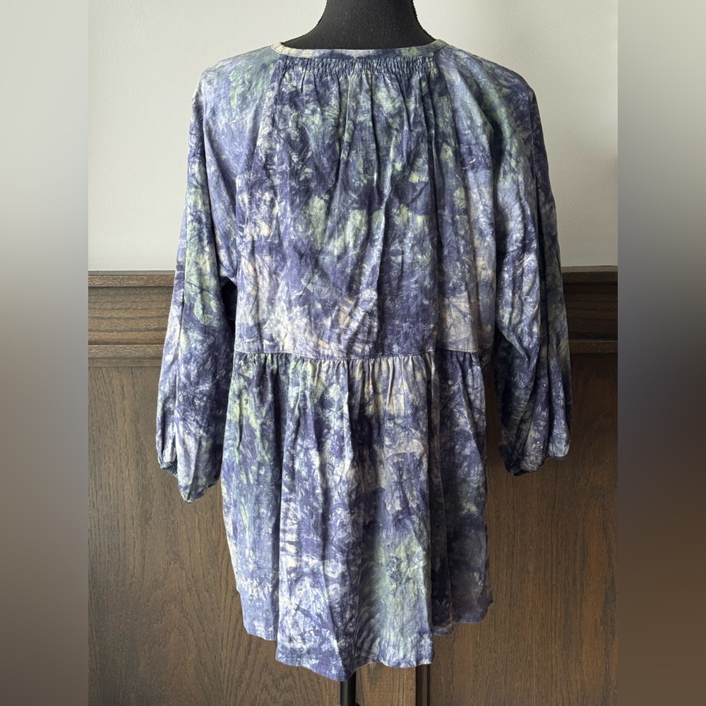 CAbi Tie Dye Blouse M Blue Green Linen Blend Button Front Boho Babydoll Top - Picture 4 of 8